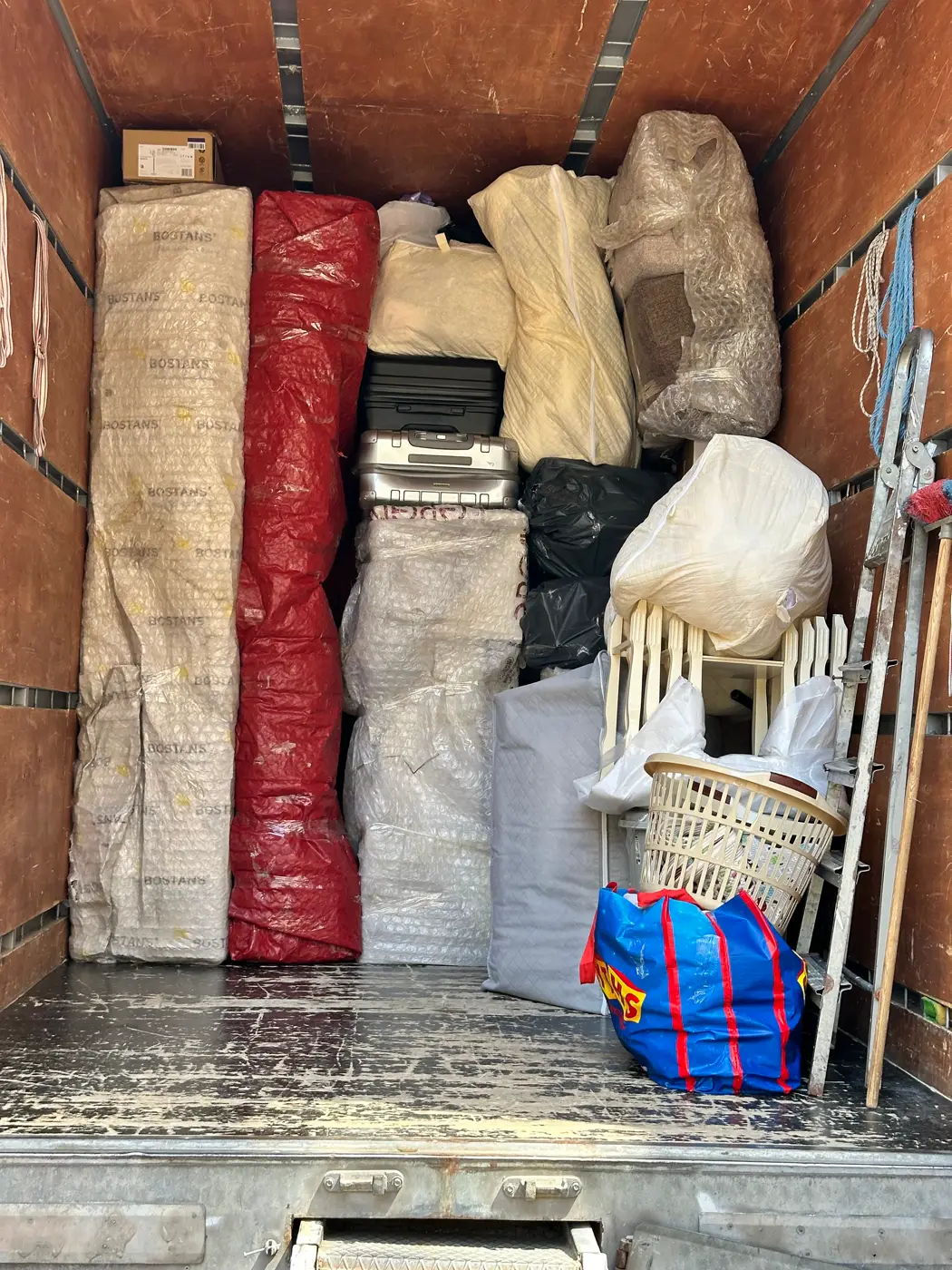 Küçükçekmece nakliyat: kamyon kasasına yerleştirilmiş paketli eşyalar
