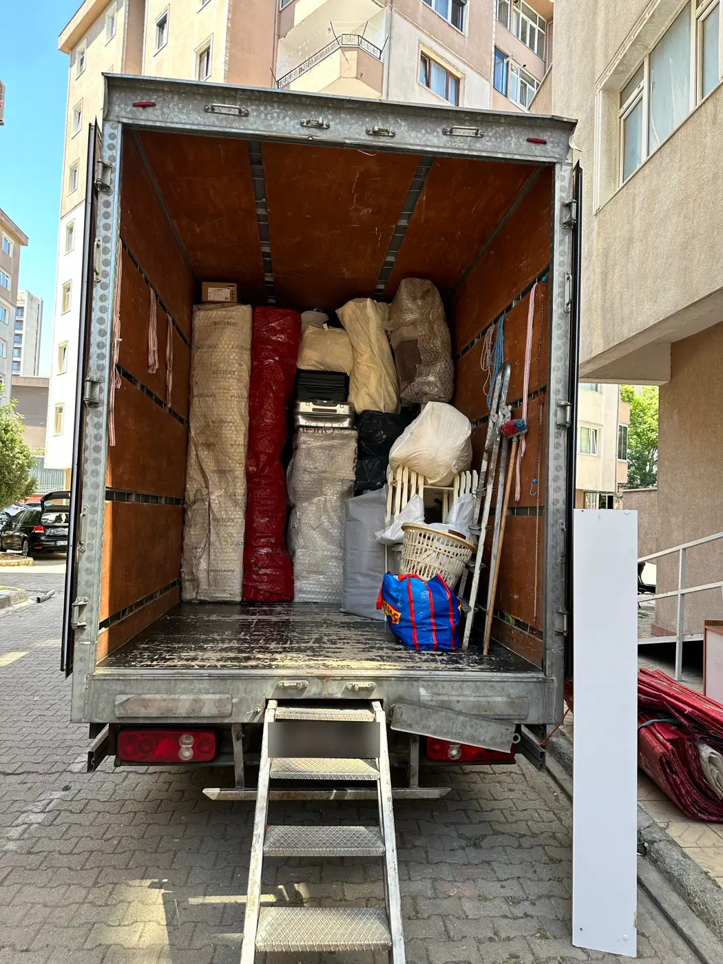 Küçükçekmece nakliyat: yüklemesi tamamlanmış kapalı kasa kamyon