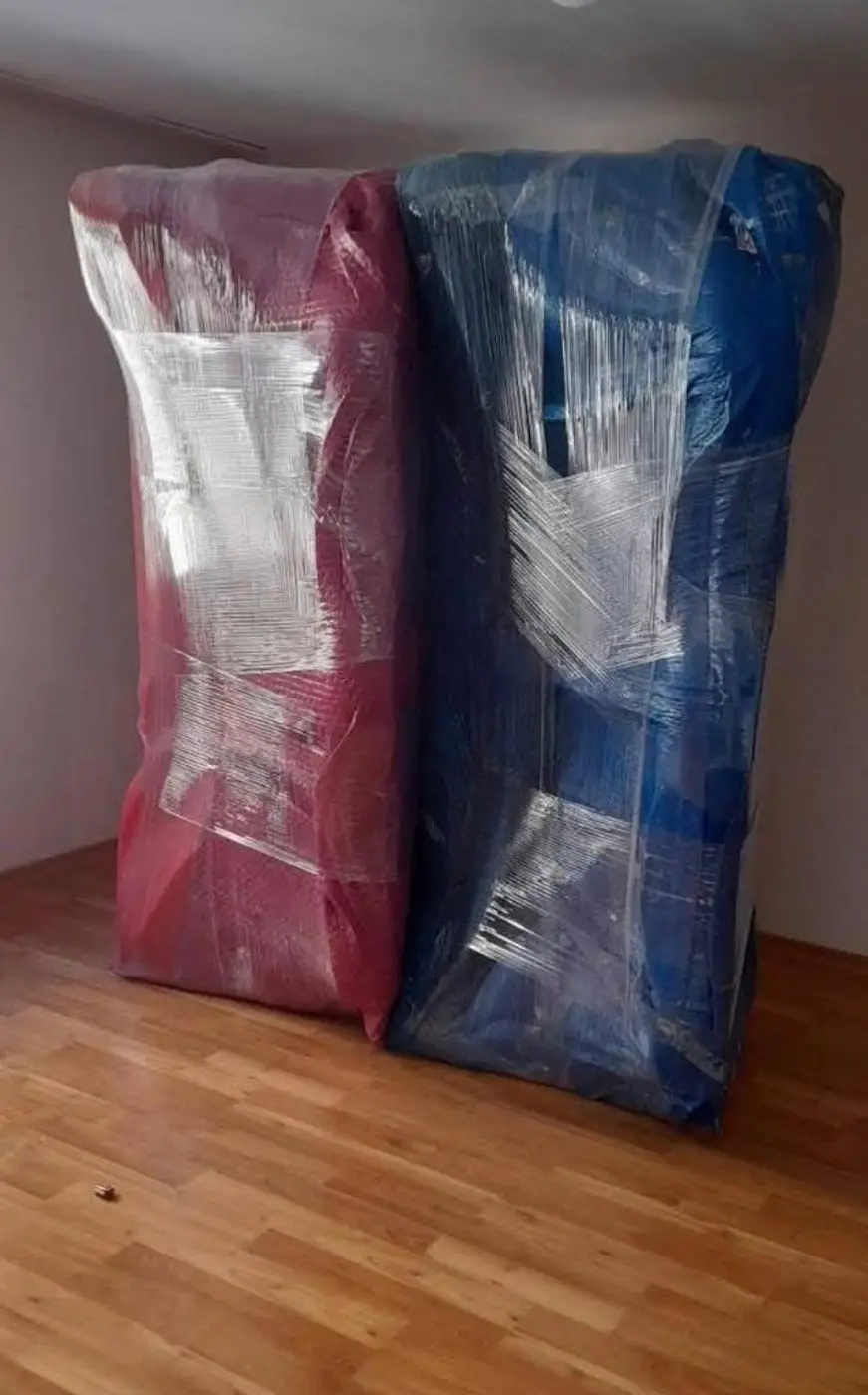 Küçükçekmece nakliyat: kırmızı ve mavi koruyuculu dolaplar